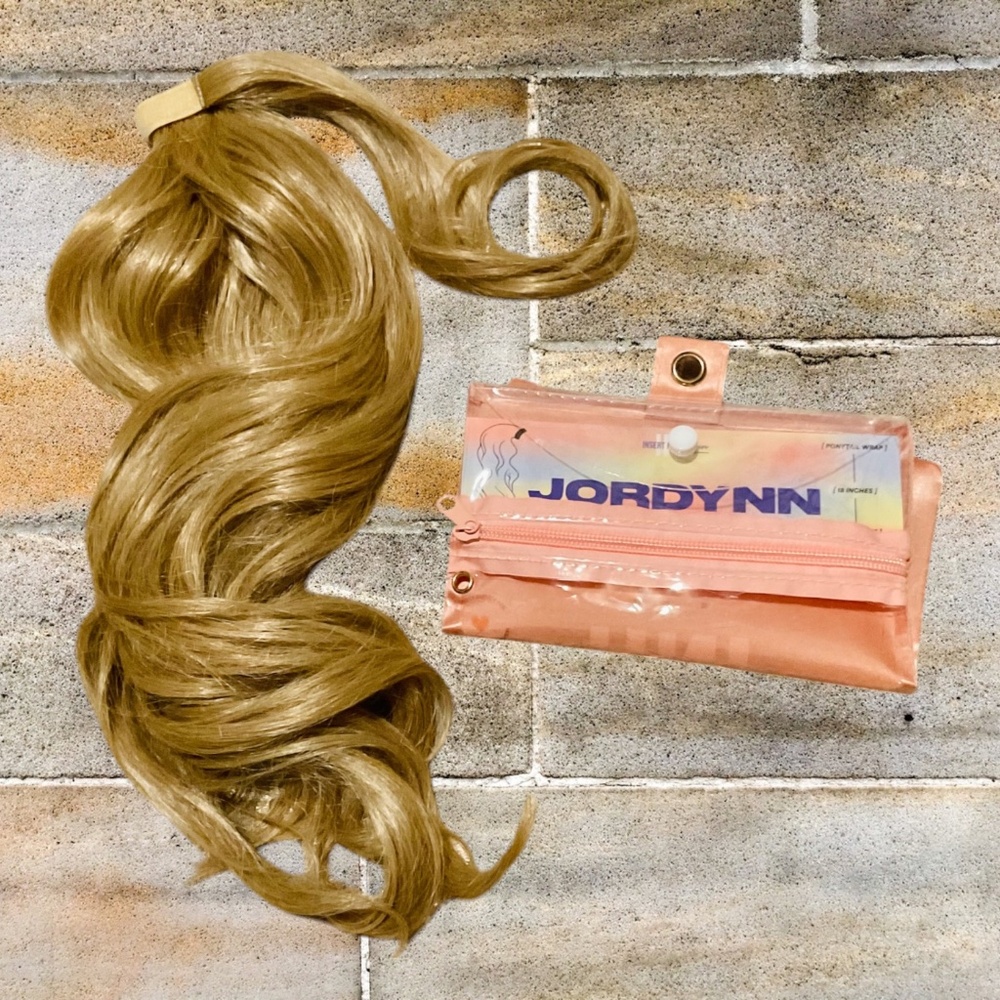 INH JORDYN Honey 18" Ponytail Extension Layered Curls Never Worn Really Pretty!